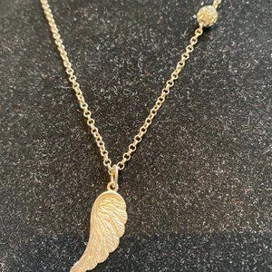 Beautiful  silver-tone necklace with etched angel wing  and 1 rhinestone